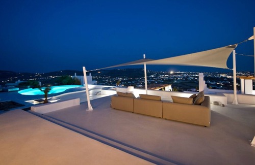 Tourlos Villa | Suite Ruby one bedroom suite with shared pool in Agia Sofia