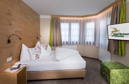 Zell am See Hotel | Suite, shower or bath, toilet, 2 bedrooms - Zum Hirschen, Hotel