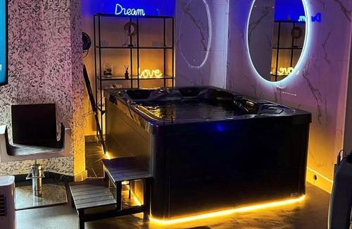 Montigny-le-Bretonneux Apartment | Suite & Spa Jacuzzi, sauna, lit king size,Netflix