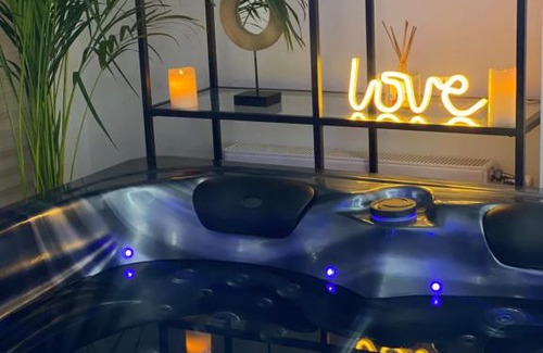 Montigny-le-Bretonneux Apartment | Suite & Spa Jacuzzi, sauna, lit king size,Netflix