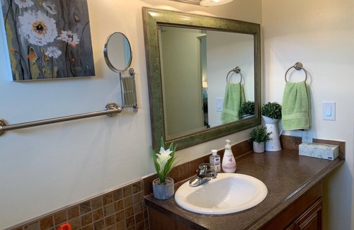 Red Deer Apartment | Suite Verde - Relaxing 2 Bedroom