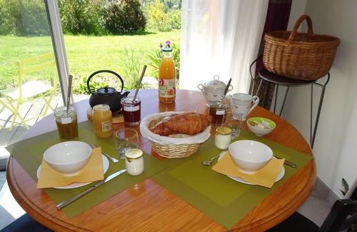 Saint-Sauves-d'Auvergne Bed & Breakfast | Suite with terrace, overlooking the Monts du Sancy, near La Bourboule.