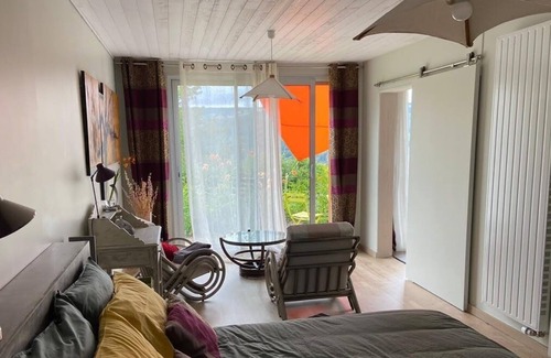 Saint-Sauves-d'Auvergne Bed & Breakfast | Suite with terrace, overlooking the Monts du Sancy, near La Bourboule.