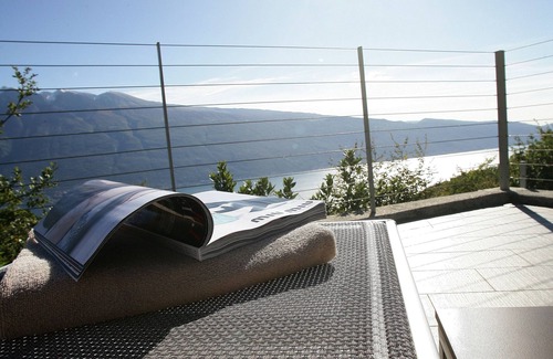 Aer Apartment | Suite with Jacuzzi, sleeps 6, garden, lake view