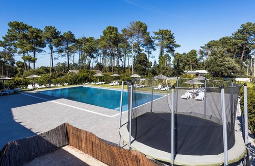 Castelo Apartment | Suite with private bathroom, living room and balcony overlooking Serra da Arrábida at Casa das Vinhas