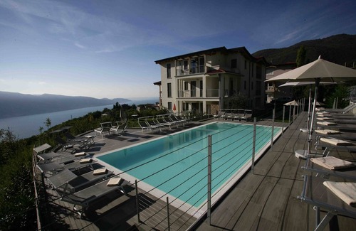 Aer Apartment | Suite with whirlpool, sleeps 6, breathtaking lake view, pool