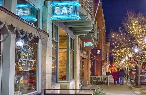 Oread Apartment | #SuiteDreamsLawrence - Historic Downtown Loft - sleeps up to 6!