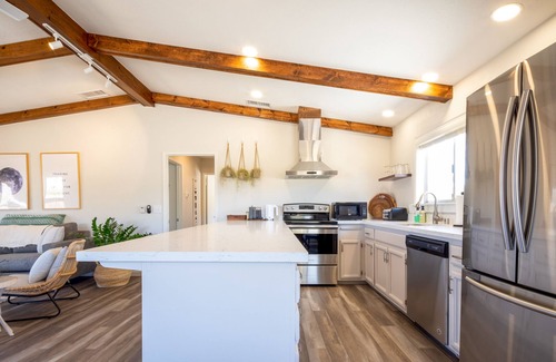 Monument Manor House | 🌵 Sukha Life Retreat - Beautiful Views, Close to JTNP Entrance w/Hot Tub 🌵