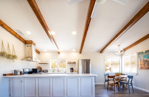 Monument Manor House | 🌵 Sukha Life Retreat - Beautiful Views, Close to JTNP Entrance w/Hot Tub 🌵