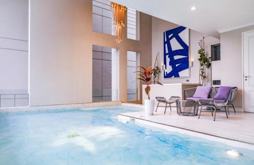 Sukhumvit Villa | Sukhumvit-Thonglor Luxury Pool Club Villa 5 Mins to BTS 素坤逸-通羅 豪華會所泳池別墅 5分鐘到達地鐵