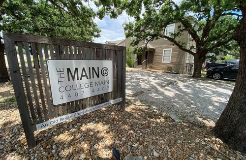 Northgate Apartment | Sully's Loft:Walk to A&M-Comfy King Bed-Cool Style