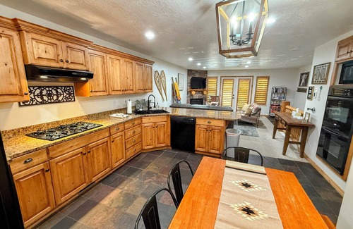 Eden Condo | SUMMER ALERT - Steps to Hot Tub - Family friendly