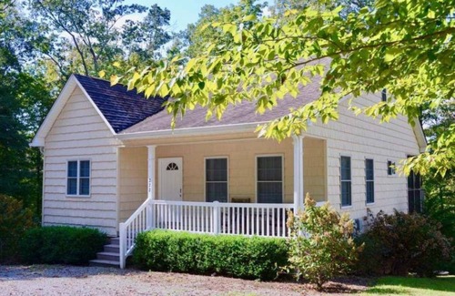 Jamestown House | SUMMER DATES OPEN🚤 🎉81 FIVE ⭐️ Reviews Golden Tee Golf, Ping Pong, Foosball table