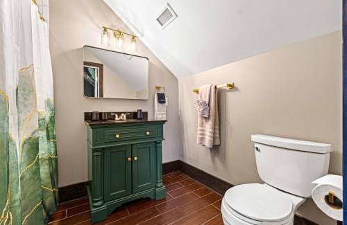 Hendersonville Apartment | Summer Escape Mtn View Sauna Hot Tub Games Arcade