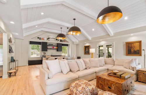 Oak Hill House | Summer Flash Sale* I Above Entertainer | Pool&Spa | Events | Pool House