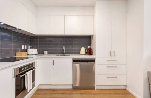 Edgeware Apartment | Summer Fun | Free Secure Parking | Pool | Gym