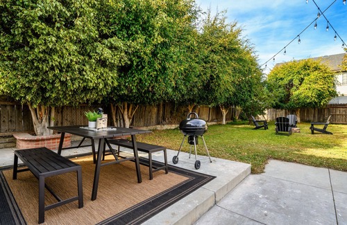 Hellman Street House | Summer in SoCal! 2BR Retreat Near Beach + Dtwn LBC. Only 30min to Disneyland!