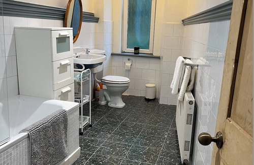 North West Apartment | Summer Let - Flat avail for 3 Months - West Endn7th June to 5th September 2025