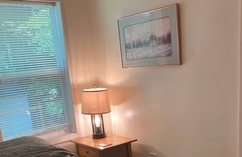 Glouster House | Summer's here! Hike, boat, kayak, campfires! Burr Oak SP and Lake. Sleeps 4.