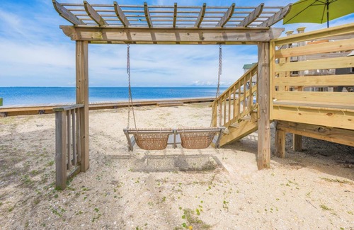 Brigands' Bay House | SUMMER SAVINGS - Soundfront Dog Friendly Hut w/Hot Tub, Private Sound Access