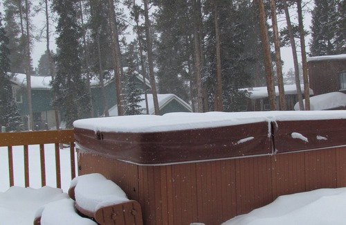 Weisshorn Apartment | Summer Spec ONLY 295 night 2 BR 2 BA, Hot Tub, Deck, 1/2 Mi Town, parking!