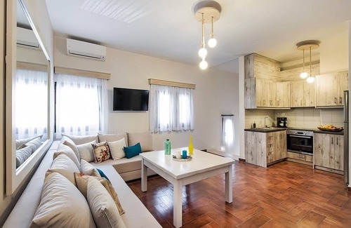 Perissa Villa | SummerHouse Collection with Jacuzzi in 2k m² plot in Santorini Perissa Beach