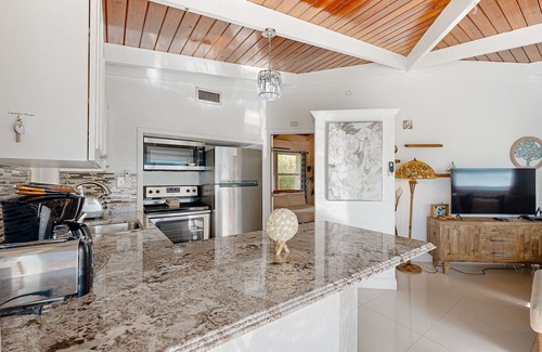 Summerland Key House | Summerland Canal-Front Escape w/Plunge Pool, Dock, Tiki Bar, WiFi & Laundry