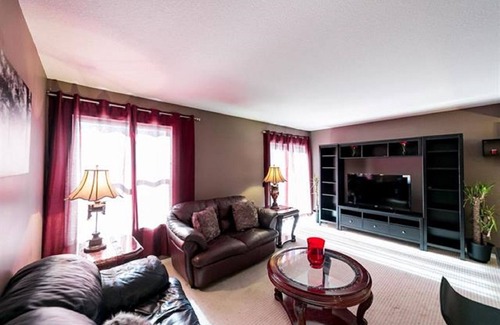 Ellerslie House | SUMMERSIDE 3 BEDROOM TOWNHOUSE WITH FREE PARKING