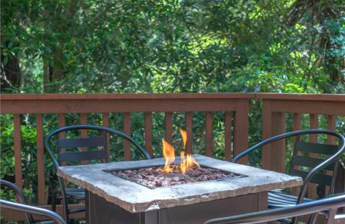 Guerneville House | Summit Sanctuary! Redwoods! Fire Table! BBQ Grill! Fast WiFi! Dog Friendly!