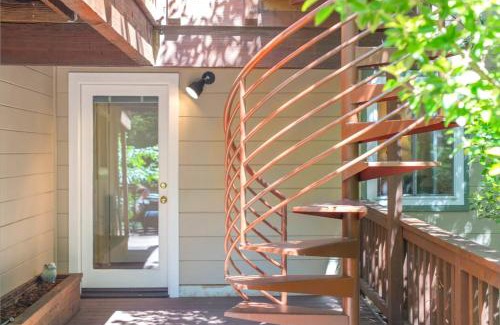 Guerneville House | Summit Sanctuary! Redwoods! Fire Table! BBQ Grill! Fast WiFi! Dog Friendly!
