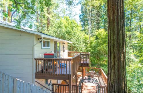 Guerneville House | Summit Sanctuary! Redwoods! Fire Table! BBQ Grill! Fast WiFi! Dog Friendly!