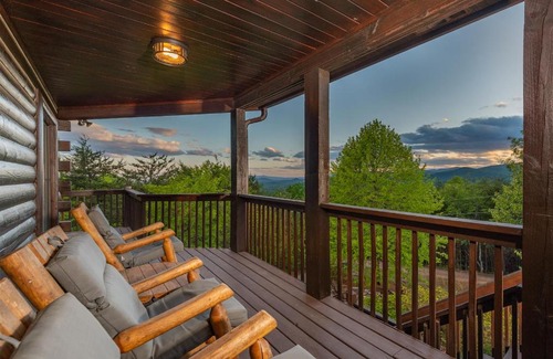 Vein Mountain House | Summit Sunsets Pets & Year-Round Mountain Views!