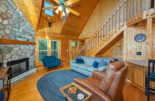 Vein Mountain House | Summit Sunsets Pets & Year-Round Mountain Views!