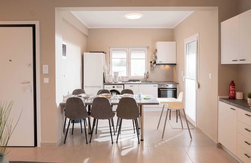 Neoi Epivates Apartment | Sun, beach & city flair - your retreat near Thessaloniki - 8min to the airport
