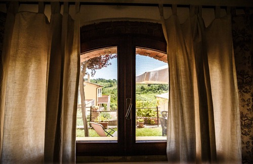 Montescudaio Apartment | Sun Cottage in Tuscany Hillside Near the Sea, Ultra WiFi and Parking