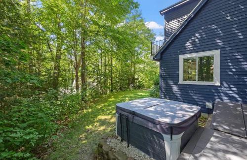 Moultonborough House | Sun-Dappled Suissevale Cape Close to Lake & Beach
