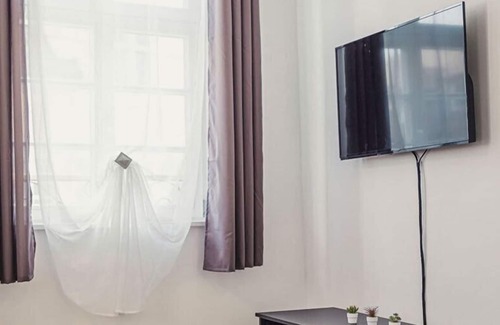 Lahr House | Sun-drenched, beautiful studio apartment (No. 2) with a great kitchen