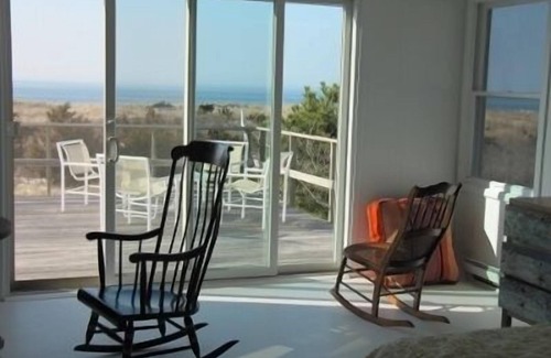 Peconic House | Sun-Filled 4-BR Home, North Fork - amid Dunes, Beach & Spectacular Sunsets. 3-BA