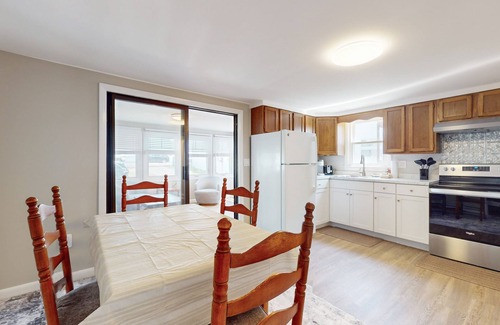 York Beach Apartment | Sun-filled & serene coastal retreat with deck & stunning ocean views - near golf