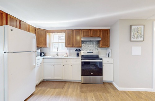 York Beach Apartment | Sun-filled & serene coastal retreat with deck & stunning ocean views - near golf