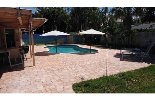 Pompano Beach House | Sun & Fun! Pool & Darts! Minutes to the Beach!