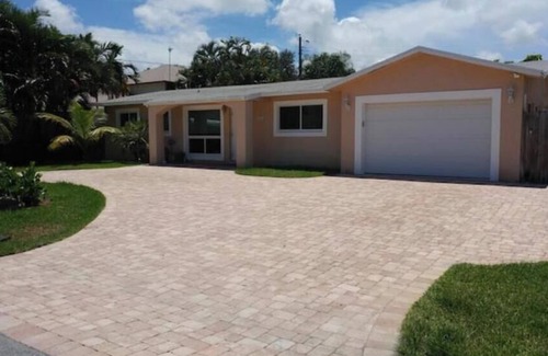 Pompano Beach House | Sun & Fun! Pool & Darts! Minutes to the Beach!