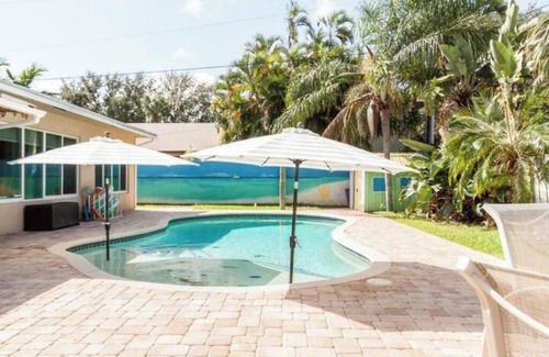 Pompano Beach House | Sun & Fun! Pool & Darts! Minutes to the Beach!