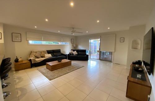 Rosebud House | Sun-lovers Beach House - Walk to beach/shops!