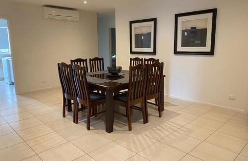 Rosebud House | Sun-lovers Beach House - Walk to beach/shops!