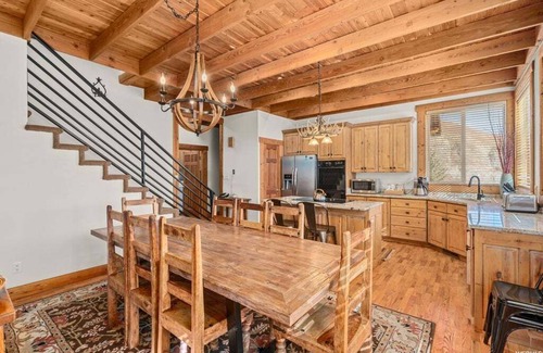 Sundance Cabin | SUN RIDGE - 6 BD, VIEWS, POOL TABLE, HOT TUB