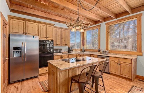Sundance Cabin | SUN RIDGE - 6 BD, VIEWS, POOL TABLE, HOT TUB