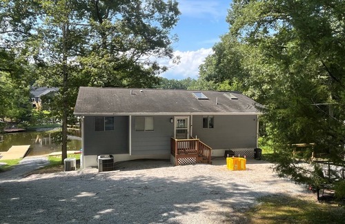 Macon House | Sun's Out - Fun's Out Lodge nn BOAT RAMP and Beach AreanLake Gaston - Macon, NC