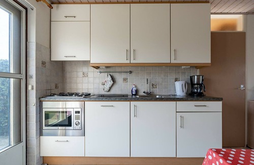 Ouddorp House | Sun, sand, and the nearby sea, combined with this cosy holiday home, leave nothing to be desired (dog-friendly, fenced).