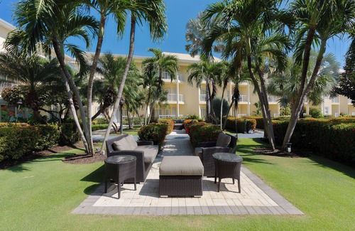 Crystal Harbour Apartment | Sun, Sand & Surf! 4 Comfortable Units, Outdoor Pool, Near Cayman Turtle Center!